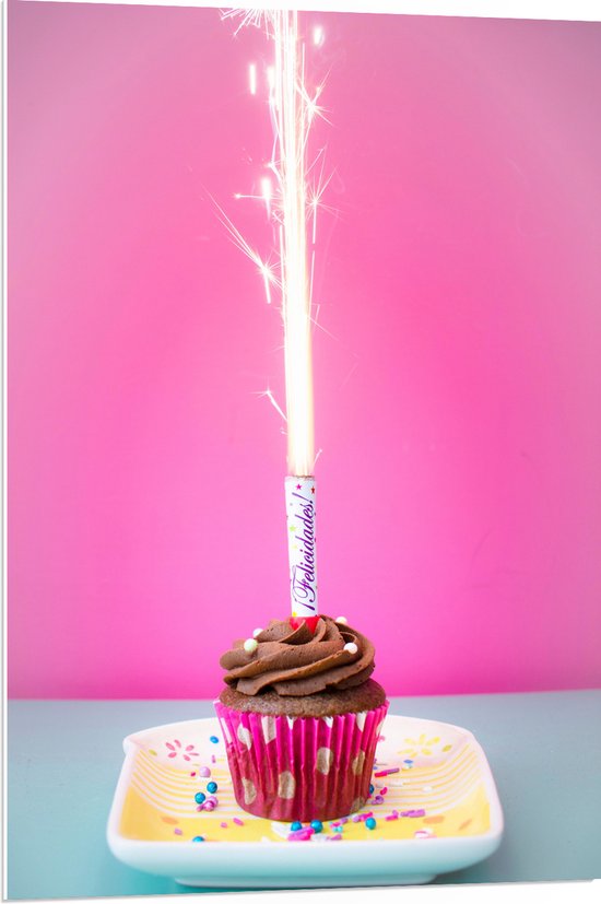PVC Schuimplaat - Verjaardagscupcake met Chocolade Topping en Fontein - 70x105 cm Foto op PVC Schuimplaat (Met Ophangsysteem)