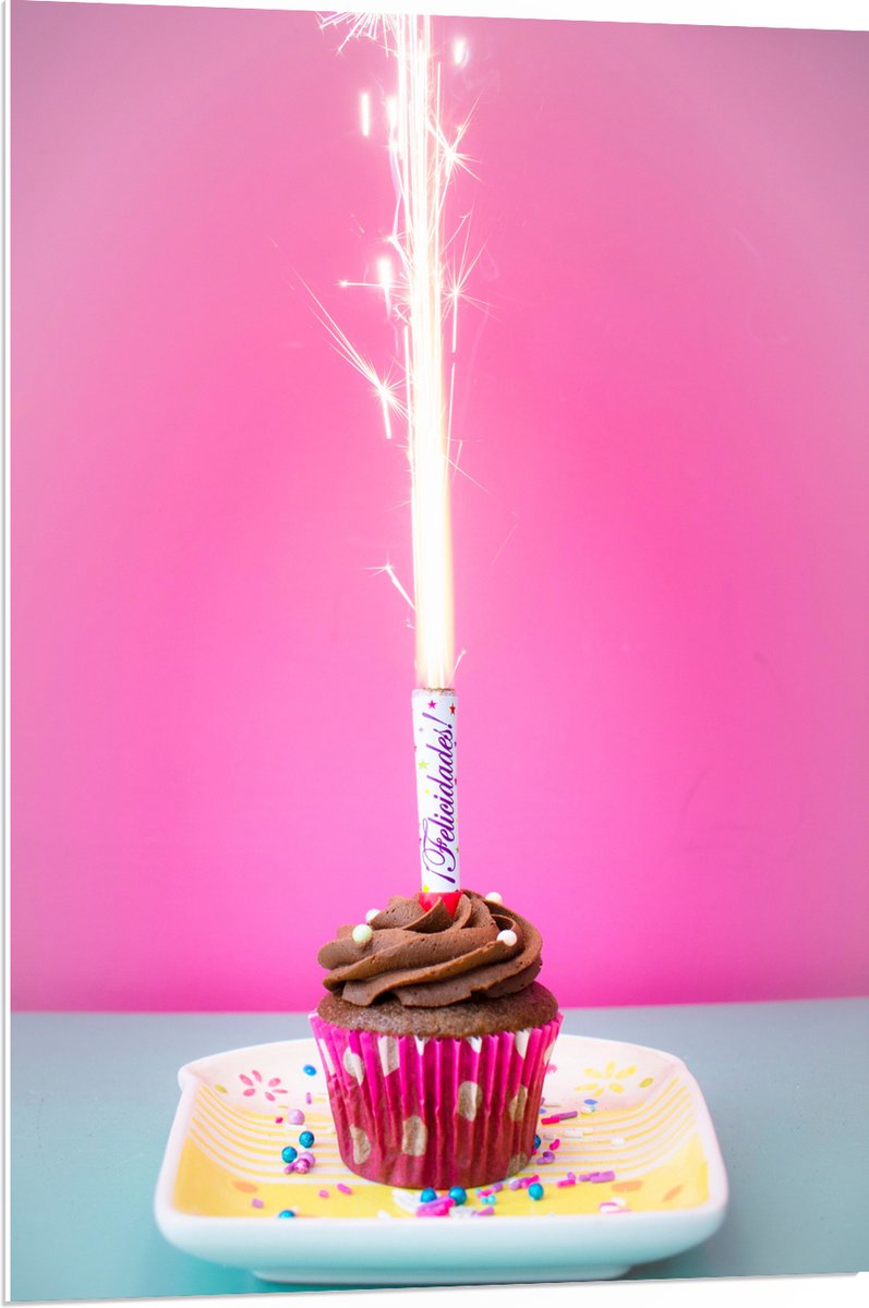 PVC Schuimplaat - Verjaardagscupcake met Chocolade Topping en Fontein - 70x105 cm Foto op