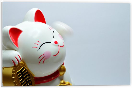 Dibond - Japans Maneki Neko Kattenbeeldje in het Rood met Wit en Goud - 60x40 cm Foto op Aluminium (Met Ophangsysteem)