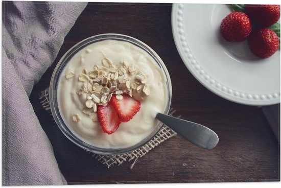 Vlag - Yoghurt met Havermout en Aardbeien - 60x40 cm Foto op Polyester Vlag