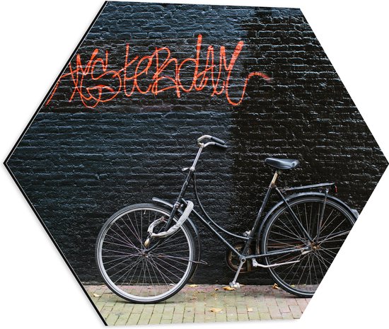 Dibond Hexagon - Fiets geparkeerd tegen Muur met Tekst ''Amsterdam'' - 50x43.5 cm Foto op Hexagon (Met Ophangsysteem)