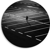 Dibond Muurcirkel - Man Lopend op Lege Parkeerplaats (Zwart-wit) - 40x40 cm Foto op Aluminium Muurcirkel (met ophangsysteem)