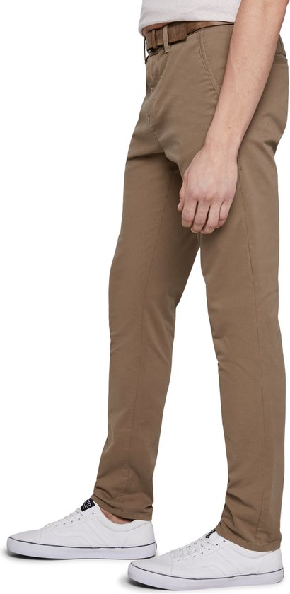 Zijaanzicht van een lichtbruine chino broek voor heren, gedragen met witte sneakers en een bruine riem.