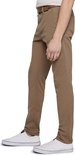 Zijaanzicht van een lichtbruine chino broek voor heren, gedragen met witte sneakers en een bruine riem.