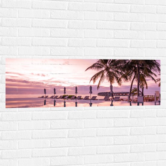 Muursticker - Luxe Resort met Strandbedjes met Palmbomen - 120x40 cm Foto op Muursticker