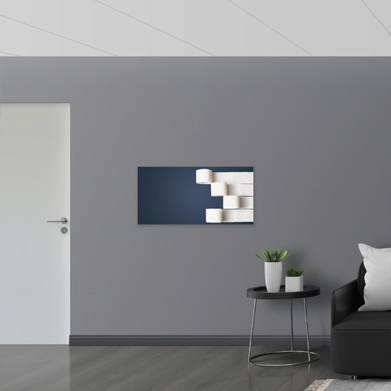 Acrylglas - Witte Uigerolde Toiletrollen op Blauwe Achtergrond - 100x50 cm Foto op Acrylglas (Met Ophangsysteem)