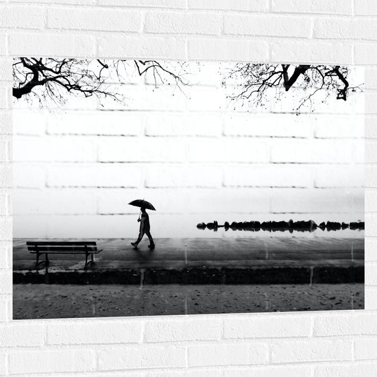 Muursticker - Man met Paraplu Lopend langs Water op Mistige Dag (Zwart-wit) - 100x75 cm Foto op Muursticker