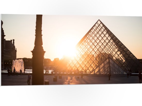 PVC Schuimplaat - Zonnestralen over het Plein van het Louvre in Parijs - 100x50 cm Foto op PVC Schuimplaat (Met Ophangsysteem)