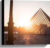 Canvas - Zonnestralen over het Plein van het Louvre in Parijs - 40x40 cm Foto op Canvas Schilderij (Wanddecoratie op Canvas)