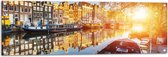 Tuinposter – Zonnestralen over de Grachten van Amsterdam Vol met Boten - 120x40 cm Foto op Tuinposter (wanddecoratie voor buiten en binnen)