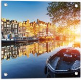 Tuinposter – Zonnestralen over de Grachten van Amsterdam Vol met Boten - 50x50 cm Foto op Tuinposter (wanddecoratie voor buiten en binnen)