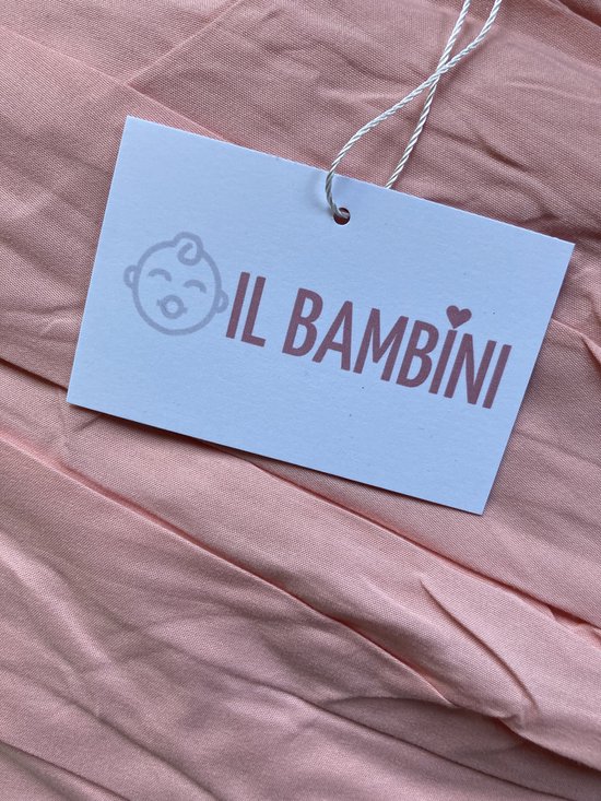 Roze stof met een wit kaartje met het Il Bambini logo.