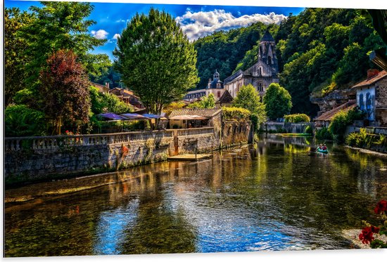 Dibond - Rivier - Bootje - Mensen - Water - Bomen - Bloemen - Planten - Terras - Gebouw - 105x70 cm Foto op Aluminium (Wanddecoratie van metaal)