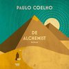 Boek "De Alchemist" van Paulo Coelho met piramides, zon en een herder met schapen in de woestijn.