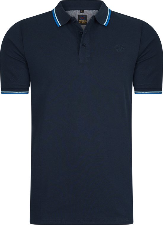 Marineblauwe poloshirt met geborduurd logo, blauw-witte strepen op kraag en mouwen, getoond op hanger.