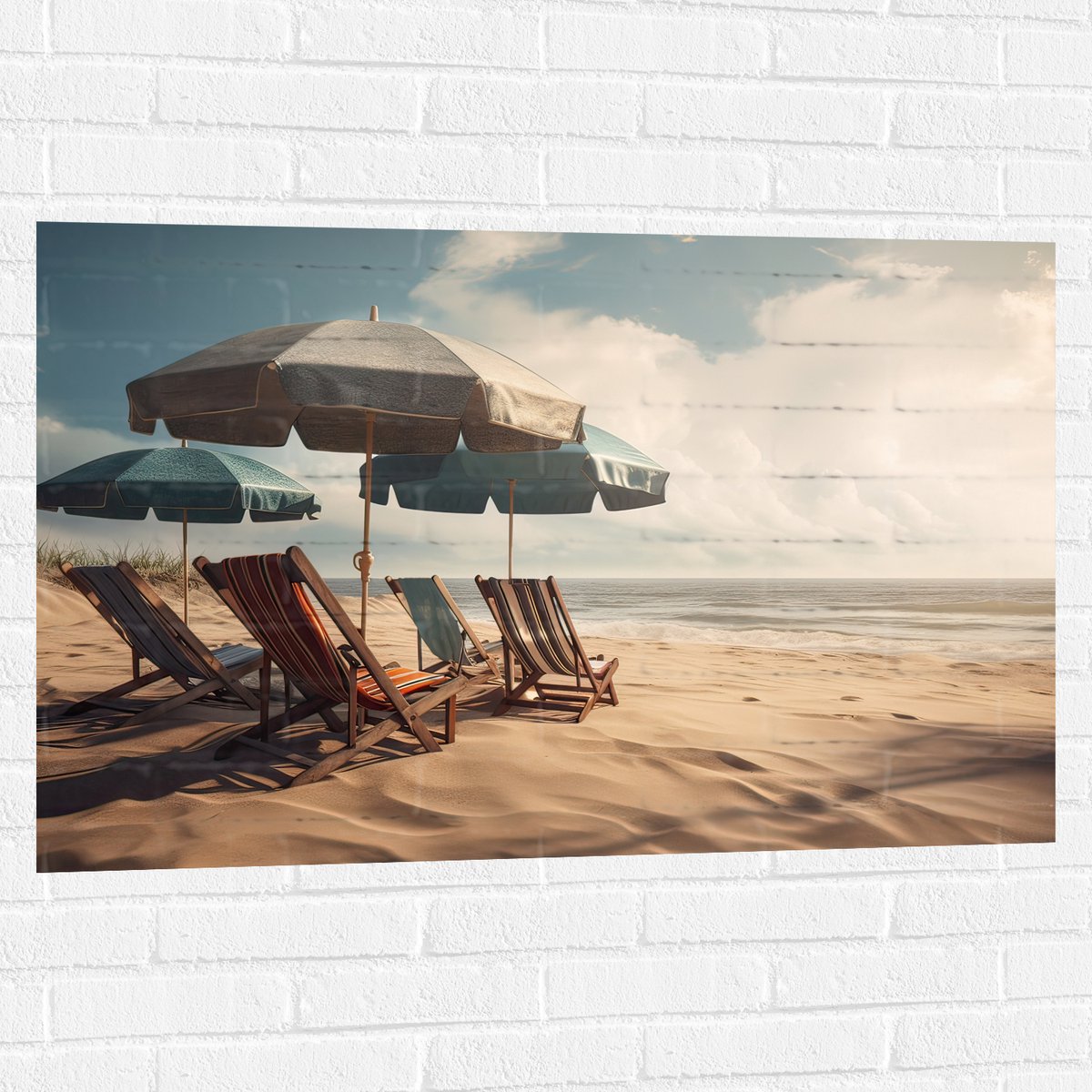 Muursticker - Strandstoelen en Parasols op het Strand op Bewolkte Dag - 105x70 cm Foto op