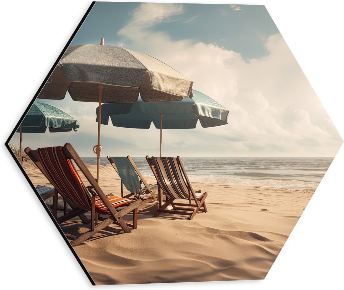 Dibond Hexagon - Strandstoelen en Parasols op het Strand op Bewolkte Dag - 30x26.1 cm Foto op Hexagon (Met Ophangsysteem)