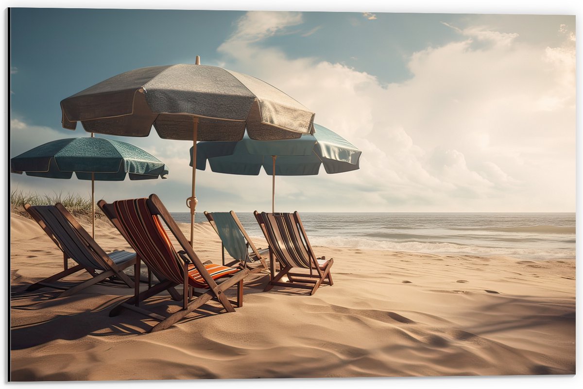 Dibond - Strandstoelen en Parasols op het Strand op Bewolkte Dag - 60x40 cm Foto op Aluminium (Wanddecoratie van metaal)