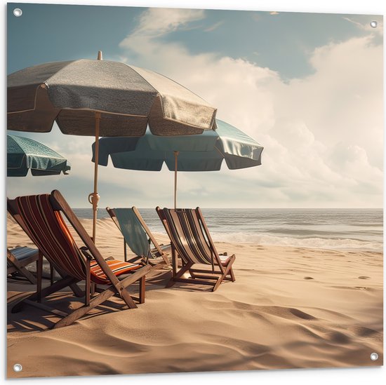 Tuinposter – Strandstoelen en Parasols op het Strand op Bewolkte Dag - 100x100 cm Foto op Tuinposter (wanddecoratie voor buiten en binnen)