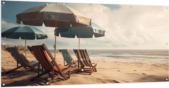 Tuinposter – Strandstoelen en Parasols op het Strand op Bewolkte Dag - 200x100 cm Foto op Tuinposter (wanddecoratie voor buiten en binnen)