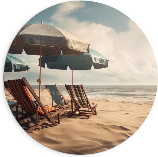 Dibond Muurcirkel - Strandstoelen en Parasols op het Strand op Bewolkte Dag - 90x90 cm Foto op Aluminium Muurcirkel (met ophangsysteem)