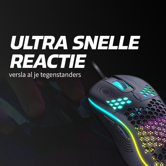 Zwarte gaming muis met honingraat patroon, RGB verlichting en de tekst 'ULTRA SNELLE REACTIE'.
