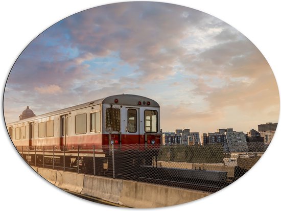 Dibond Ovaal - Rood - Witte Trein in Stad - 108x81 cm Foto op Ovaal (Met Ophangsysteem)