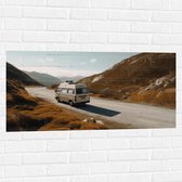 Muursticker - Camper in Berglandschap - 100x50 cm Foto op Muursticker