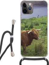 Hoesje met koord Geschikt voor iPhone 11 Pro Max - Schotse Hooglander - Gras - Water -Dieren - Siliconen - Crossbody - Backcover met Koord - Telefoonhoesje met koord - Hoesje met touw
