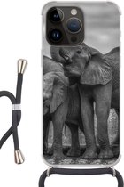 Geschikt voorApple Iphone 14 Pro - Crossbody Case - Olifant - Dieren - Water - Zwart wit - Siliconen - Crossbody - Backcover met Koord - Telefoonhoesje met koord - Hoesje met touw