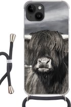Geschikt voorApple Iphone 14 - Crossbody Case - Schotse Hooglander - Dieren - Hoorns - Siliconen - Crossbody - Backcover met Koord - Telefoonhoesje met koord - Hoesje met touw
