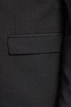 Detailopname van de klepzak van een zwarte Jack & Jones blazer.