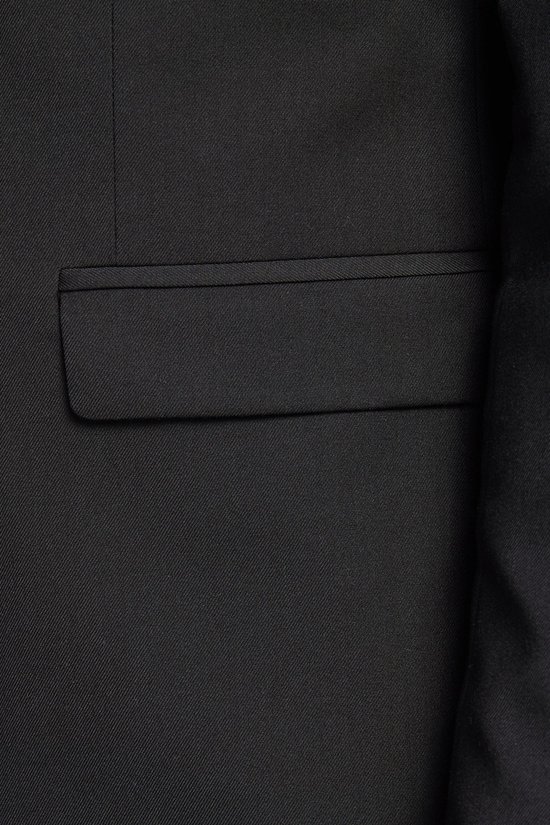 Detailopname van de klepzak van een zwarte Jack & Jones blazer.