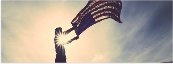 Poster (Mat) - Man met Wapperende Amerikaanse Vlag - 60x20 cm Foto op Posterpapier met een Matte look