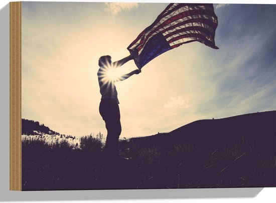 Hout - Man met Wapperende Amerikaanse Vlag - 40x30 cm - 9 mm dik - Foto op Hout (Met Ophangsysteem)