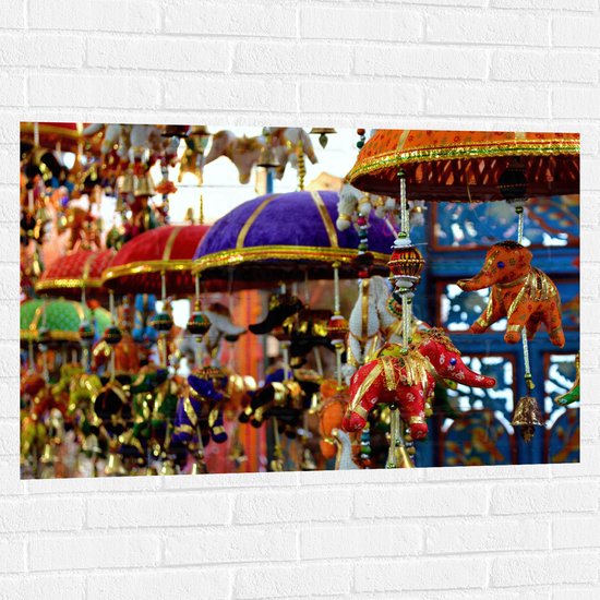 Muursticker - Traditionele Olifantjes aan Lampionnen op Buitenlandse Diwali Markt - 105x70 cm Foto op Muursticker