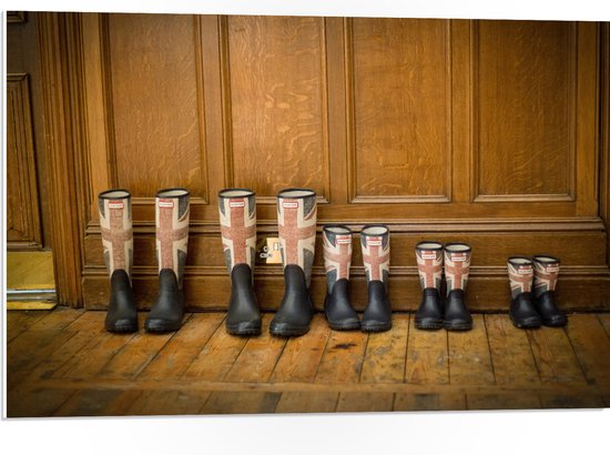 PVC Schuimplaat- Laarzen op Rij met Engelandse Vlag - 75x50 cm Foto op PVC Schuimplaat