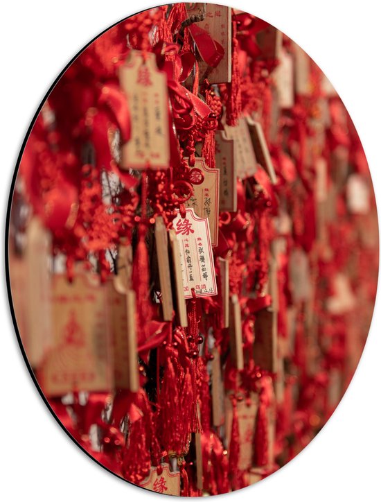 Dibond Ovaal - Rode Sleutelhangers met Chinese Tekens aan een Muur - 30x40 cm Foto op Ovaal (Met Ophangsysteem)