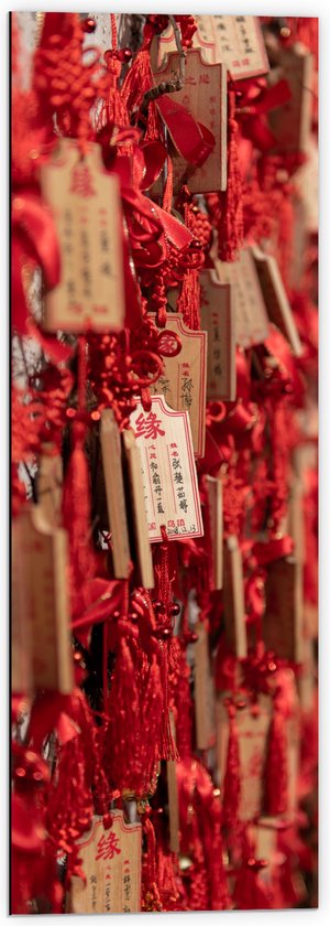 Dibond - Rode Sleutelhangers met Chinese Tekens aan een Muur - 40x120 cm Foto op Aluminium (Wanddecoratie van metaal)