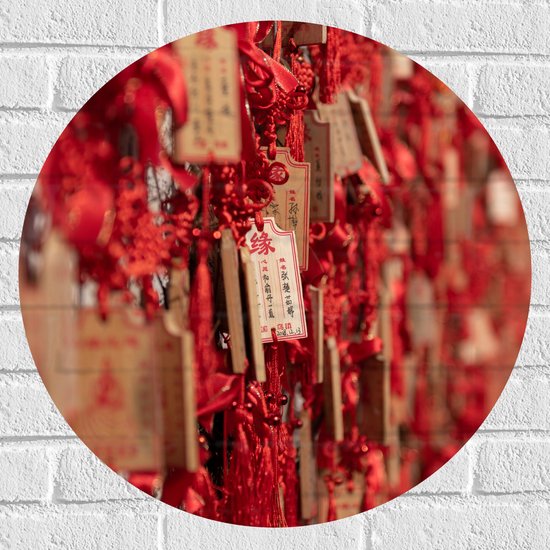 Muursticker Cirkel - Rode Sleutelhangers met Chinese Tekens aan een Muur - 60x60 cm Foto op Muursticker