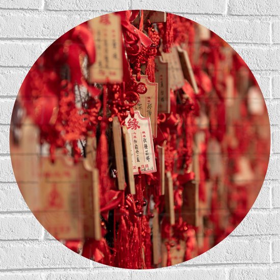Muursticker Cirkel - Rode Sleutelhangers met Chinese Tekens aan een Muur - 70x70 cm Foto op Muursticker