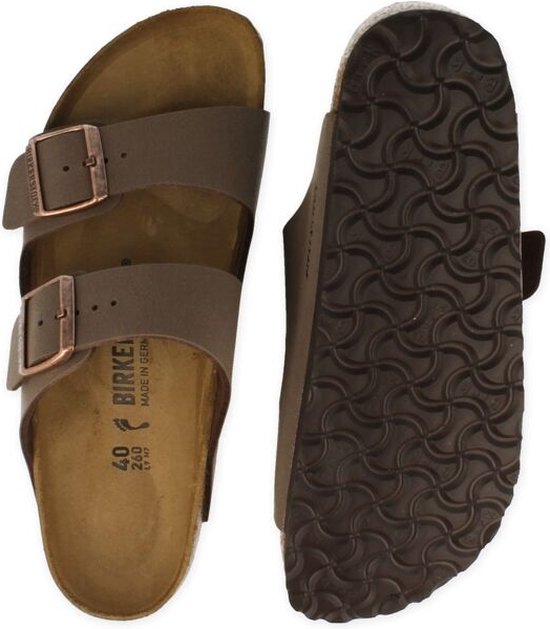 Paar bruine Birkenstock Arizona slippers, één met de zool zichtbaar, één van bovenaf.