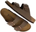 Paar bruine Birkenstock Arizona slippers, in een dynamische opstelling.