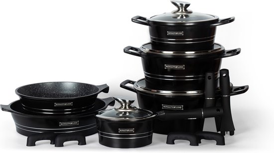 Zwarte pannenset van Royalty Line met marmeren coating, inclusief kookpotten, koekenpan en accessoires.