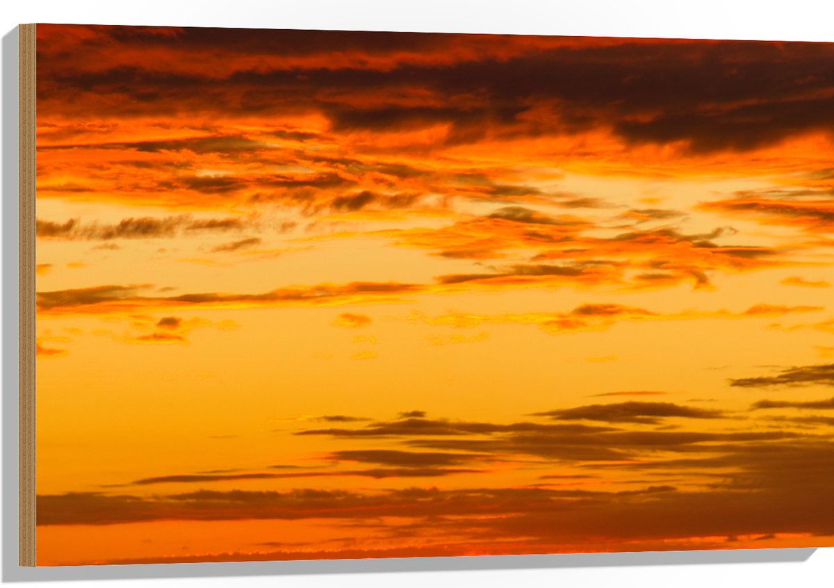 Hout - Oranje Gloed over de Sluierbewolking in de Lucht - 90x60 cm - 9 mm dik - Foto op Hout (Met Ophangsysteem)
