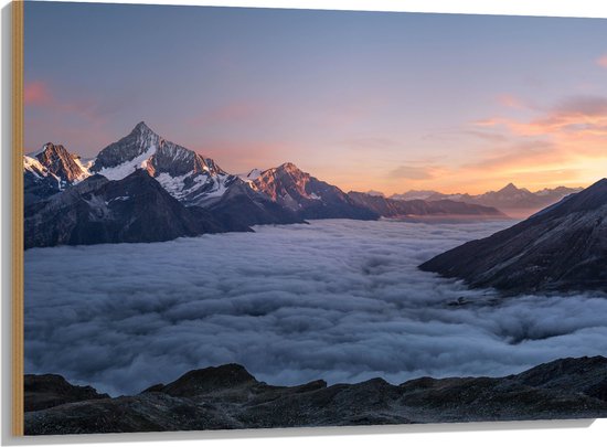 Hout - Bergen - Mist - Wolken - Sneeuw - Bergtop - 100x75 cm - 9 mm dik - Foto op Hout (Met Ophangsysteem)