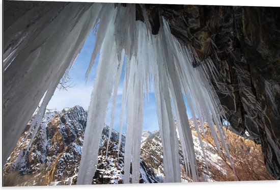 Dibond - Bergen - Sneeuw - Ijs - Ijspegels - 105x70 cm Foto op Aluminium (Wanddecoratie van metaal)