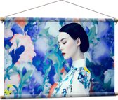 Textielposter - Charmante Vrouw in Bloemenjurk tegen Muur met Bloemen Patroon - 90x60 cm Foto op Textiel
