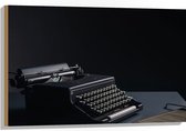 Hout - Foto van een Ouderwetse Typemachine op Grijs Bureau - 90x60 cm - 9 mm dik - Foto op Hout (Met Ophangsysteem)