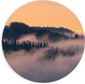 Dibond Muurcirkel - Bergen - Bomen - Wolken - Mist - Huisje - 90x90 cm Foto op Aluminium Muurcirkel (met ophangsysteem)